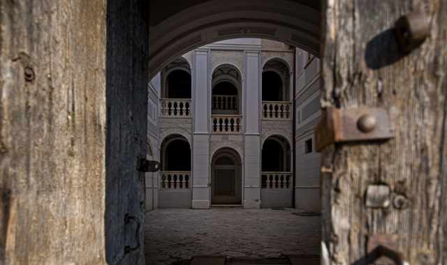 Binetto, quell'antico e maestoso palazzo disabitato da decenni:  il D'Amelj Melodia